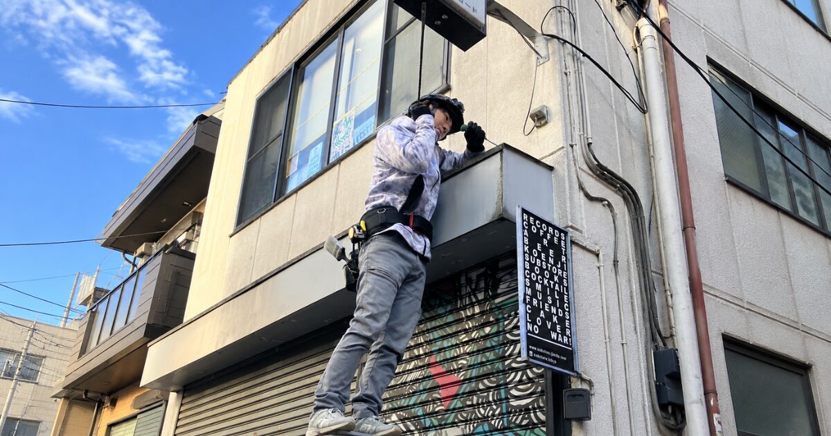 高所で作業をしているシャッターレスキューの作業員